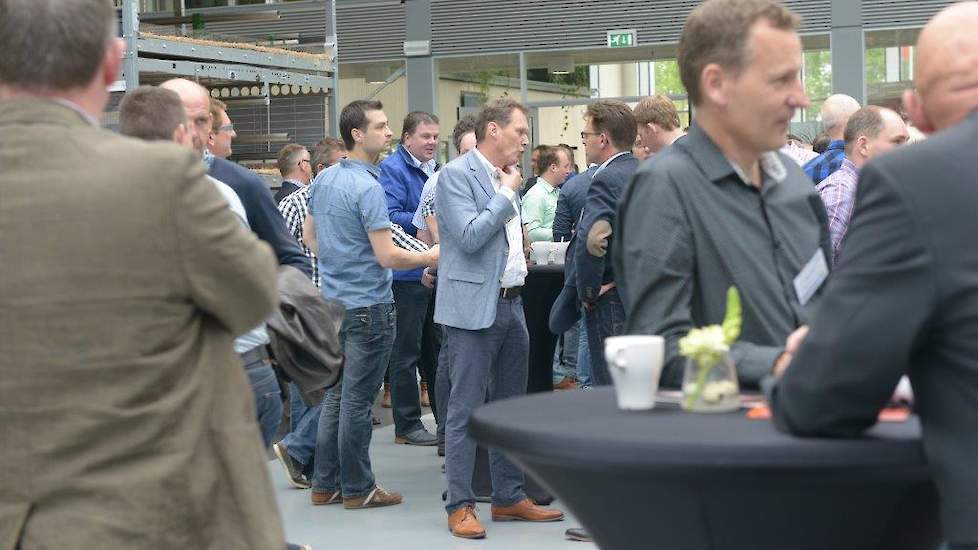 Netwerken en bijpraten in de pauze op het beursplein.