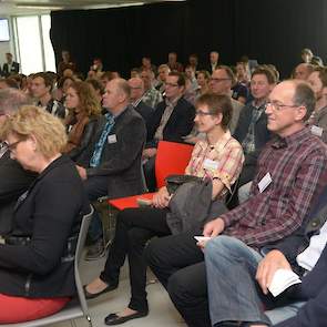 Volle zaal in de kantine bij de praktische workshops.