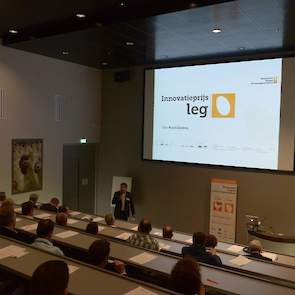 Juryvoorzitter Ruud Zanders toont de drie nominaties voor de Innovatieprijs Leg via video's aan de vakjury die bestaat uit alle deelnemers van het symposium.