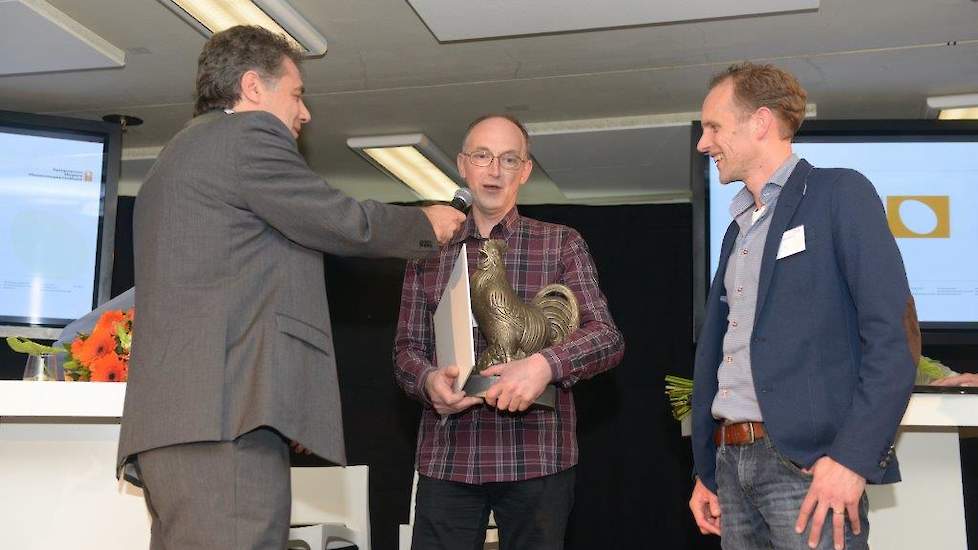 Paul Geens wint de Innovatieprijs Leg met 46 procent van de stemmen en ontvangt uit handen van de juryleden Ruud Zanders en Robert Ellenkamp de prijzen.