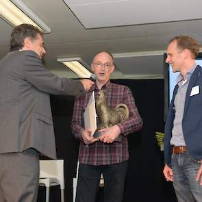 Paul Geens wint de Innovatieprijs Leg met 46 procent van de stemmen en ontvangt uit handen van de juryleden Ruud Zanders en Robert Ellenkamp de prijzen.