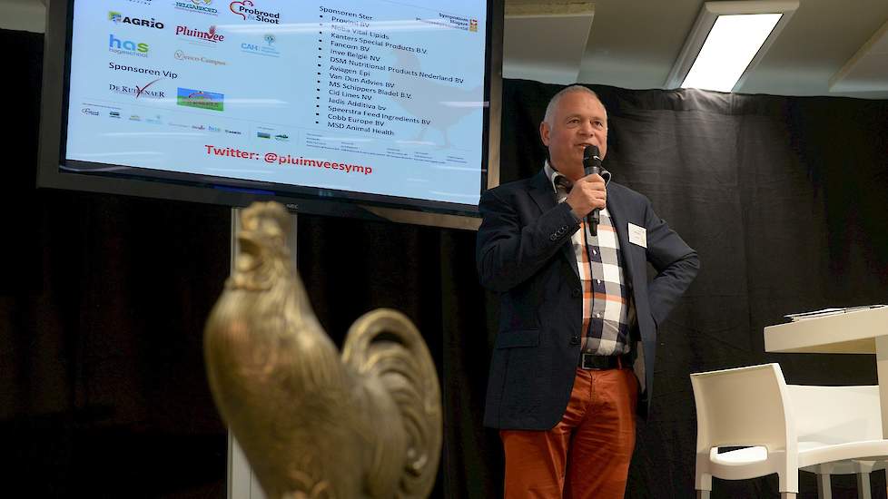 Ad Kemps trapt het symposium Hogere Pluimveegezondheid Vlees af in de kantine van de Vencocampus.