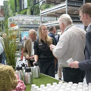 Bij binnenkomst op de Vencocampus werden alle deelnemers aan het symposium Hogere Pluimveegezondheid Vlees hartelijk ontvangen met een kopje koffie of thee.