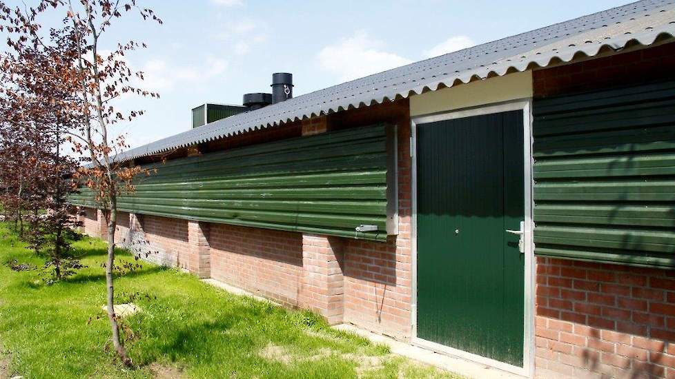 De pluimveehouder koos net als bij het oude gedeelte voor gemetselde muren in plaats van prefab wanden.