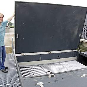 De vleeskuikenhouder koos voor een warmtewisselaar van VGF-Technics. De wanden en de kleppen van deze warmtewisselaar bestaan uit geïsoleerd polyester. „Polyester is goed schoon te houden en gaat niet roesten”, licht hij toe. Het openen van de vier kleppe