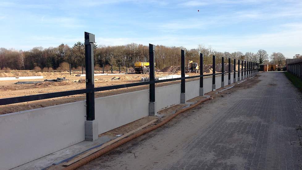 Ook boven de grond staat al een gedeelte van de zijmuur. Bekijk en lees volgende week hoe de staalconstructie van de stal wordt gebouwd en de daarop volgende weken hoe de complete stal tot stand komt.