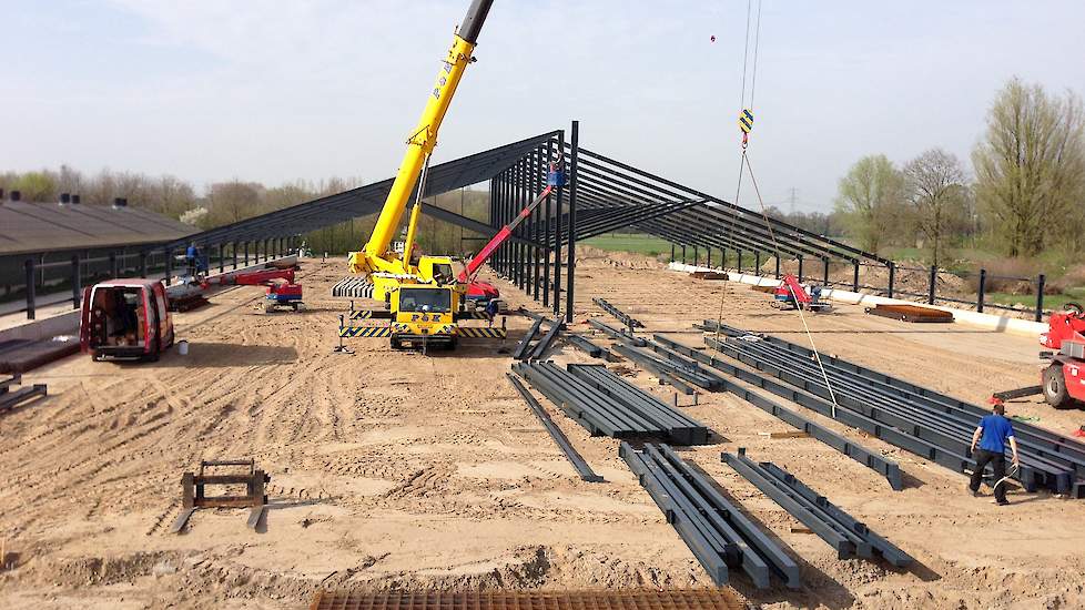 De bouwvakkers hebben de slag goed te pakken en schieten lekker op, dinsdag 1 april staat bijna de helft van de spanten al.