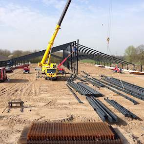 De bouwvakkers hebben de slag goed te pakken en schieten lekker op, dinsdag 1 april staat bijna de helft van de spanten al.