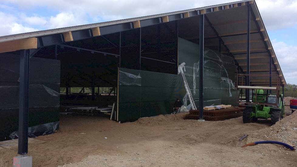 Ook voor de zijkant gebruikt Grefte sandwichpanelen. De onderste 30 à 40 centimeter vanaf de vloer is van beton. „Als je de een sandwichpaneel raakt met (de bak van) de verreiker beschadigd die gauw of ligt die er zelfs uit. Beton is steviger, daarom is h