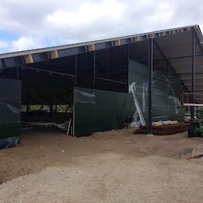 Ook voor de zijkant gebruikt Grefte sandwichpanelen. De onderste 30 à 40 centimeter vanaf de vloer is van beton. „Als je de een sandwichpaneel raakt met (de bak van) de verreiker beschadigd die gauw of ligt die er zelfs uit. Beton is steviger, daarom is h