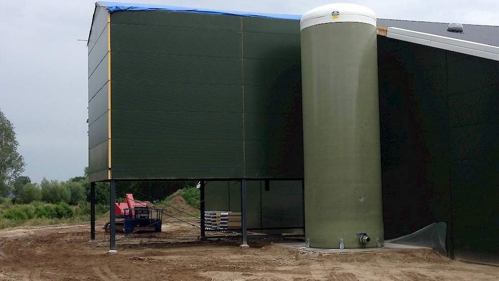 Net als de rest van de stal is ook de ruimte waar de luchtwasser zich bevindt, dichtgemaakt met de geïsoleerde sandwichpanelen. Buiten staat een silo voor opslag van het spuiwater. Bekijk en lees volgende week meer en de daarop volgende weken hoe de compl