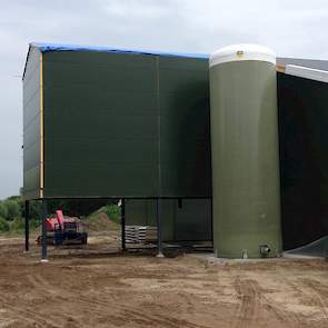 Net als de rest van de stal is ook de ruimte waar de luchtwasser zich bevindt, dichtgemaakt met de geïsoleerde sandwichpanelen. Buiten staat een silo voor opslag van het spuiwater. Bekijk en lees volgende week meer en de daarop volgende weken hoe de compl