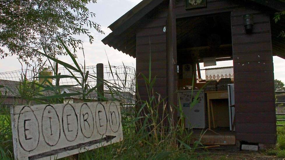 De leghennenhouders hebben aan huis een speciaal hokje staan waar klanten eieren en andere agrarische producten zoals aardappelen kunnen kopen.