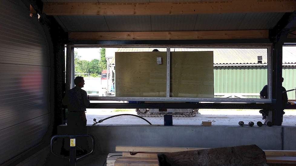 De ramen bestaan uit driedubbel isolatieglas. Wanneer Paul overdag moet laden kan hij de stal verdonkeren met automatisch gestuurde rolluiken.