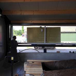 De ramen bestaan uit driedubbel isolatieglas. Wanneer Paul overdag moet laden kan hij de stal verdonkeren met automatisch gestuurde rolluiken.