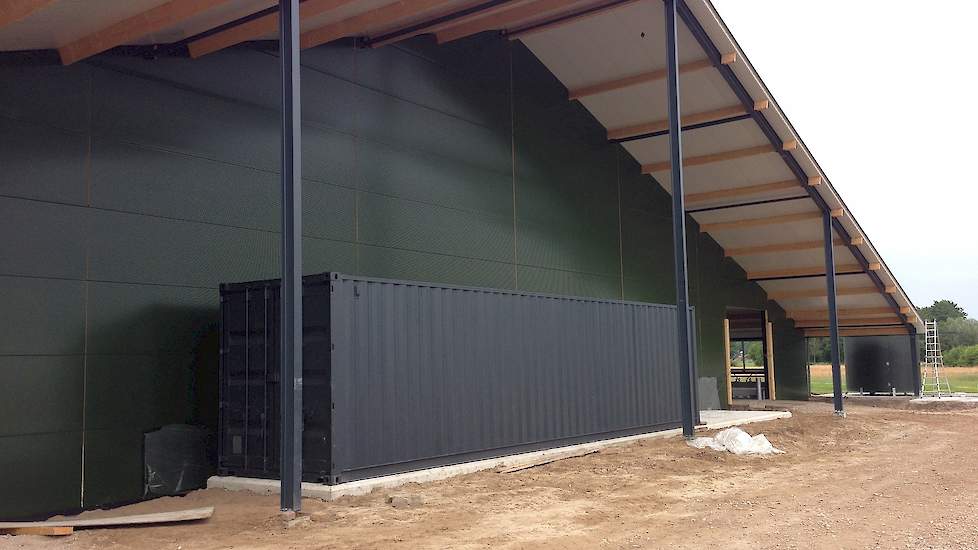 Het voorportaal van de nieuwe stal van Grefte bestaat uit zeecontainers. „Dit is eenvoudiger en goedkoper met bouwen”, zegt Grefte. „Bij de fabrikant kunnen specialisten de technische apparatuur in de containers monteren, die kunnen het sneller dan een lo