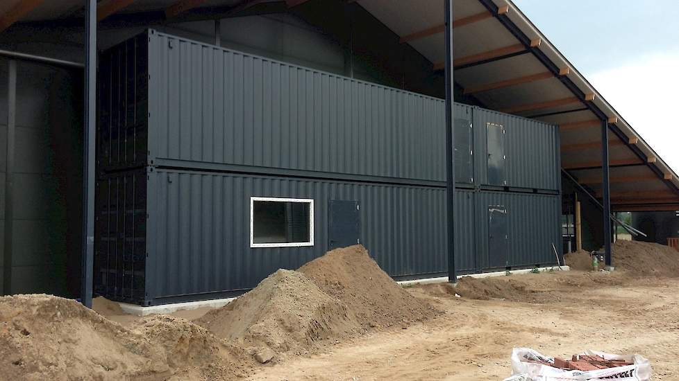 Het voerhok bestaat in zijn totaal uit vier zeecontainers. Bekijk en lees volgende week meer en de daarop volgende weken hoe de complete stal tot stand komt.