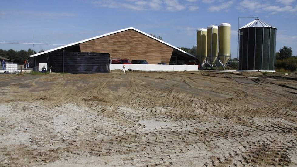 De vleeskuikenhouder beschikt over een opslagsilo voor 250 ton tarwe en drie silo’s voor 35 ton voer. In Markelo houdt hij straks 165.000 vleeskuikens. Vanuit één voerkeuken voert hij straks de nieuwe stal en de twee stallen die er parallel naast staan, m