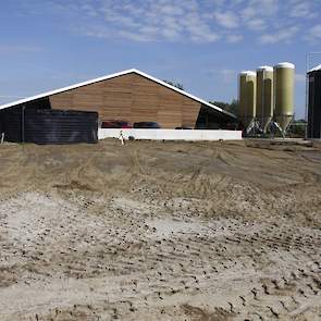 De vleeskuikenhouder beschikt over een opslagsilo voor 250 ton tarwe en drie silo’s voor 35 ton voer. In Markelo houdt hij straks 165.000 vleeskuikens. Vanuit één voerkeuken voert hij straks de nieuwe stal en de twee stallen die er parallel naast staan, m