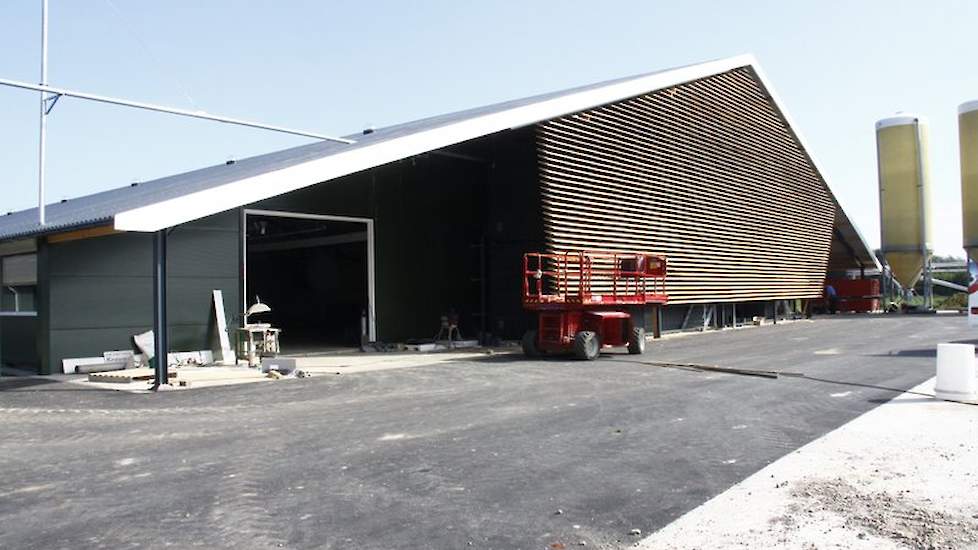 De nieuwe stal is bijna klaar, volgende week vrijdag 5 september is de open dag. Het voorportaal van de nieuwe stal bestaat uit zeecontainers. „Dit is goedkoper dan een portaal van gemetselde muren, daardoor hielden we budget over en maakten we de voorkan