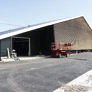 De nieuwe stal is bijna klaar, volgende week vrijdag 5 september is de open dag. Het voorportaal van de nieuwe stal bestaat uit zeecontainers. „Dit is goedkoper dan een portaal van gemetselde muren, daardoor hielden we budget over en maakten we de voorkan