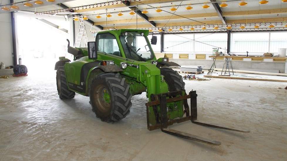 Voor het laden van kuikens en mest op zijn drie locaties beschikt Grefte over twee Merlo verreikers. Over deze machines is hij te spreken.