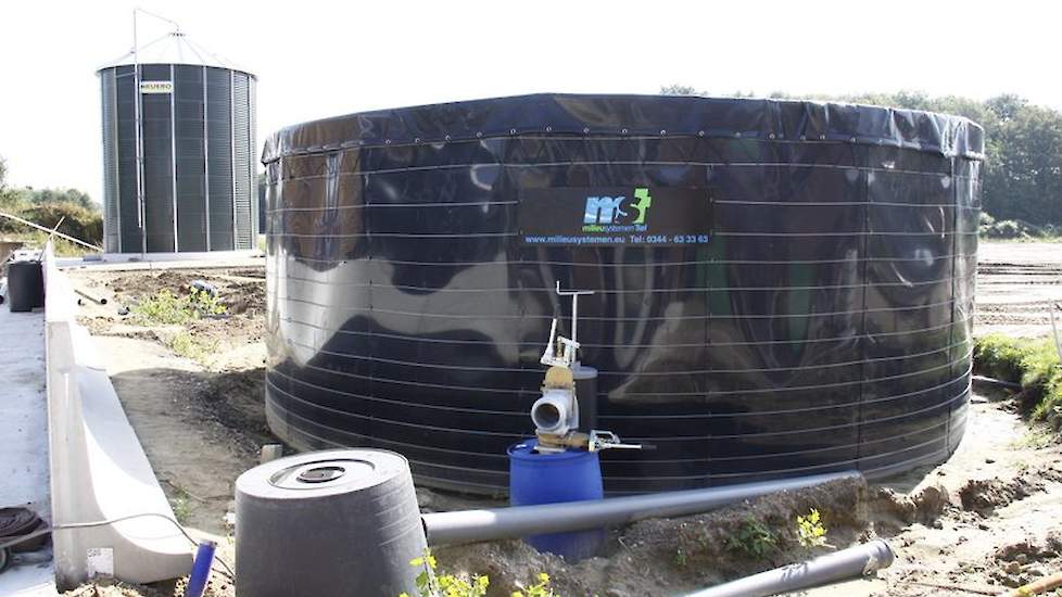 Het spuitwater slaat hij op in deze silo. Een paar keer per jaar laat hij dit water injecteren in zijn grasland.