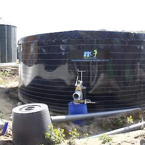 Het spuitwater slaat hij op in deze silo. Een paar keer per jaar laat hij dit water injecteren in zijn grasland.