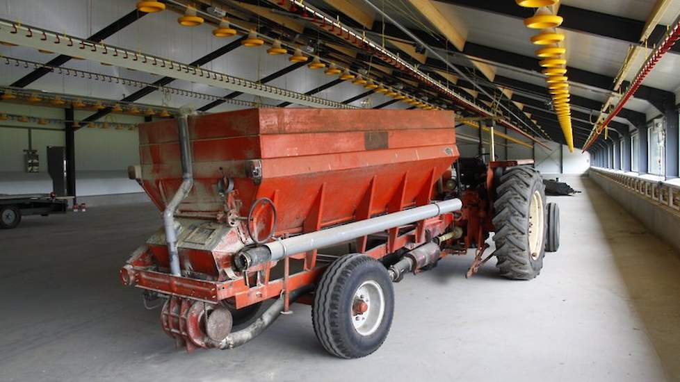 Grefte bouwde deze mini-bulkwagen zelf. Als hij een paar ton eindvoer over heeft, kan hij het in de wagen laten lopen en het in een andere silo blazen. „Dat is ideaal", zegt Grefte. Van Markelo naar Hengevelde is het slechts 10 minuten rijden met de trekk