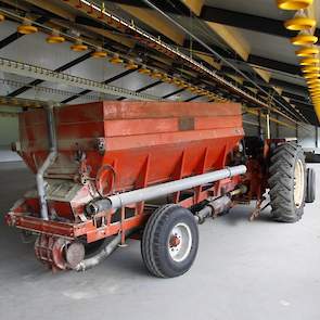 Grefte bouwde deze mini-bulkwagen zelf. Als hij een paar ton eindvoer over heeft, kan hij het in de wagen laten lopen en het in een andere silo blazen. „Dat is ideaal", zegt Grefte. Van Markelo naar Hengevelde is het slechts 10 minuten rijden met de trekk