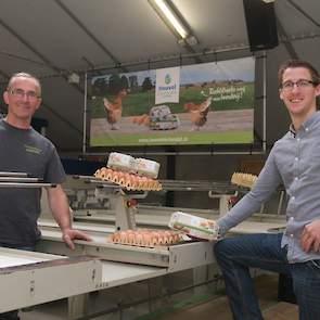 Om de verkoop van scharreleieren aan supermarkten mogelijk te maken, moeten de eieren gesorteerd zijn in gewichtsklasses. Daarom kocht zoon Wout van den Heuvel  een tweedehands eiersorteermachine van een stoppende leghennenhouder uit Limburg. Wout, die vr