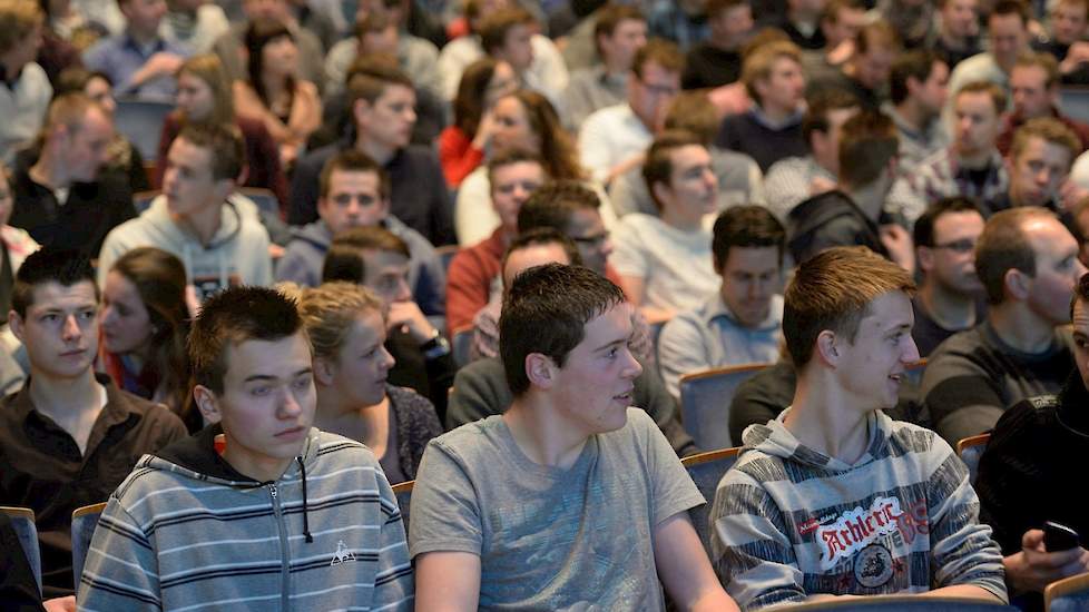 De zaal in Apeldoorn zit goed vol.