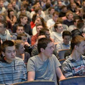 De zaal in Apeldoorn zit goed vol.