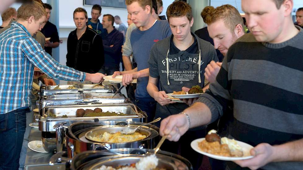 Aan eten was geen gebrek tijdens de jongerendag.