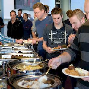 Aan eten was geen gebrek tijdens de jongerendag.