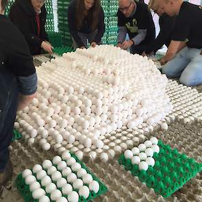 Bart en Maartje Gussinklo kregen hulp van de pluimveehouders die aan Big Challenge meedoen, de mmmEggies en zijn familie bij het opbouwen en afbouwen van de Eiberg.