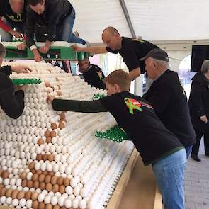 Bart en Maartje Gussinklo kregen hulp van de pluimveehouders die aan Big Challenge meedoen, de mmmEggies en zijn familie bij het opbouwen en afbouwen van de Eiberg.