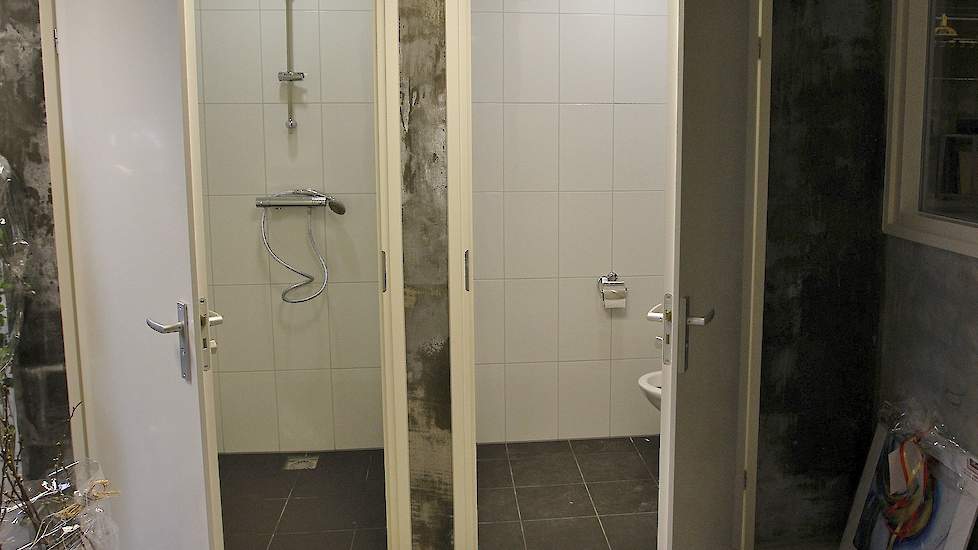 In het voerhok van de nieuwe stal zit een toilet en douche. „Mocht douchen in de toekomst nodig zijn, dan kan dat”, vertelt Dea.