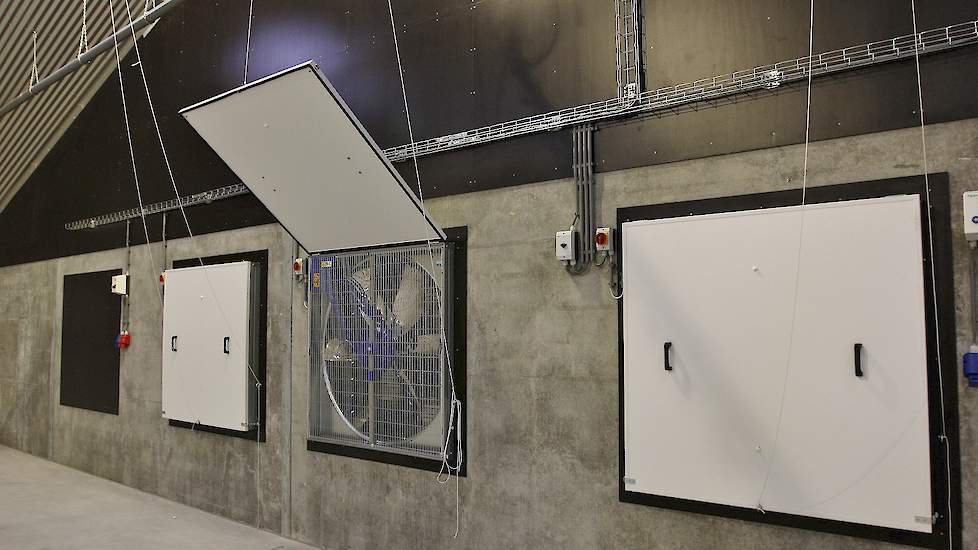 In de achterwand zitten 3 ventilatoren. Huisjes liet een extra vierkant gat maken voor een eventuele vierde ventilator, mocht deze in de toekomst nodig zijn.