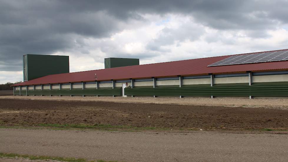 De totale kosten inclusief vergunningen (bouwvergunning en dergelijke) waren ongeveer 17 euro per vleeskuikenplaats. Vrijdag 17 april was de open dag.