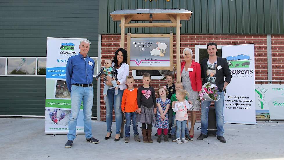 Familie Beelen poseert trots voor hun nieuwe stal tijdens de open dag op vrijdag 1 mei 2015. Op de foto staan van links naar rechts: vader Gerrit (60), schoondochter Kristel met baby Tjeu (8 maanden), 5 andere kleinkinderen, Roos (2 jaar), moeder Els en z