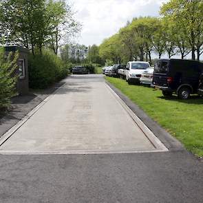 De pluimveehouder heeft een eigen weegbrug. De open dag op vrijdag 8 mei werd goed bezocht er waren ongeveer 1.400 bezoekers. Ook veel mensen uit de buurt kwamen een kijkje nemen.