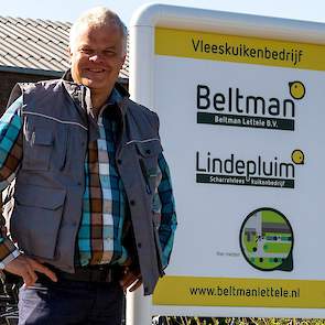 Wim Beltman (49 jaar) houdt 320.000 reguliere vleeskuikens in tien stallen maar bouwde een nieuw scharrelvleeskuikenbedrijf ‘Lindepluim’. „De markt vraagt meer scharrelvleeskuikens. Bovendien is het verzorgen van scharrelkuikens minder werk en heb ik er m