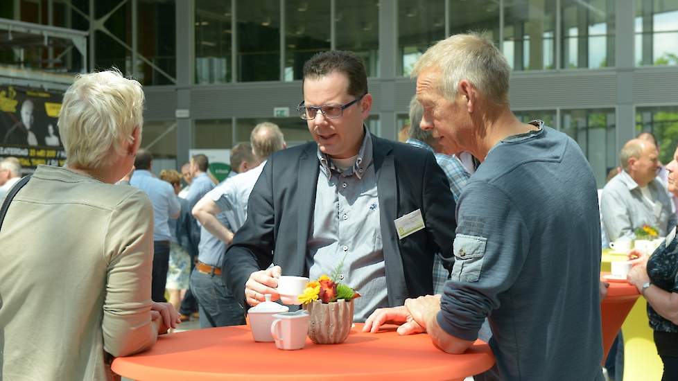 De eerste bezoekers netwerken voorafgaand aan de inleidingen in de showroom op de Venco Campus in Eersel.