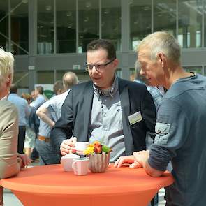 De eerste bezoekers netwerken voorafgaand aan de inleidingen in de showroom op de Venco Campus in Eersel.