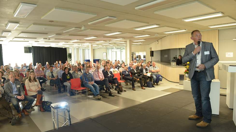 Voorzitter Antoine van Loon trapt het officiële programma af.