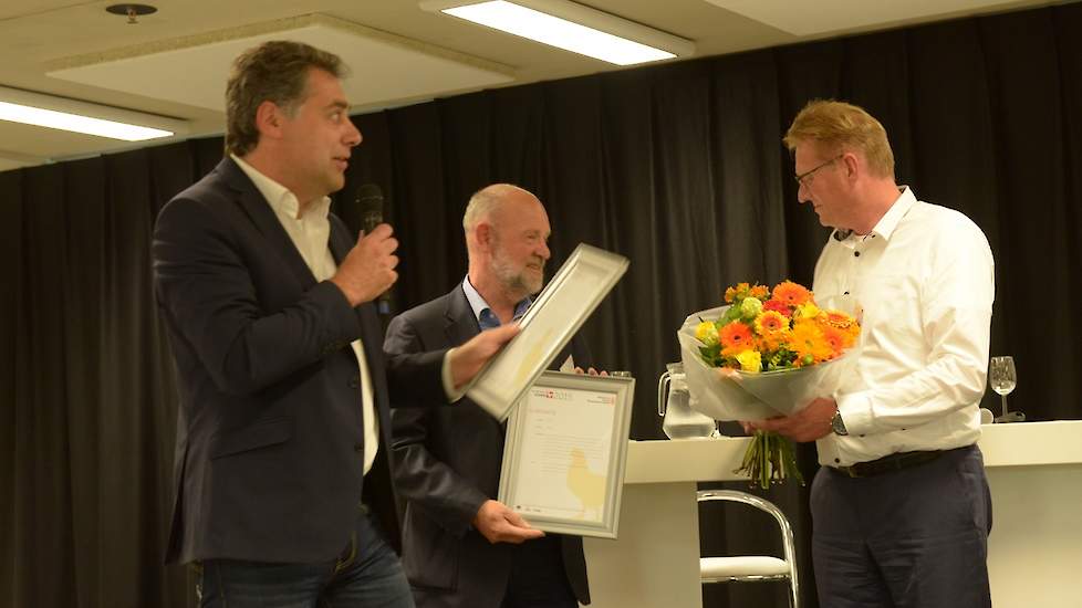 Juryvoorzitter Ruud Zanders overhandigt alle genomineerden een oorkonde en bos bloemen, voordat hij de winnaar bekent maakt.