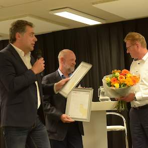 Juryvoorzitter Ruud Zanders overhandigt alle genomineerden een oorkonde en bos bloemen, voordat hij de winnaar bekent maakt.