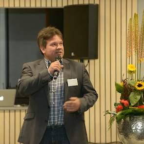 Dagvoorzitter Eric Hubers, voorzitter van de NOP, leidt de discussie na afloop van de inleidingen in goede banen.