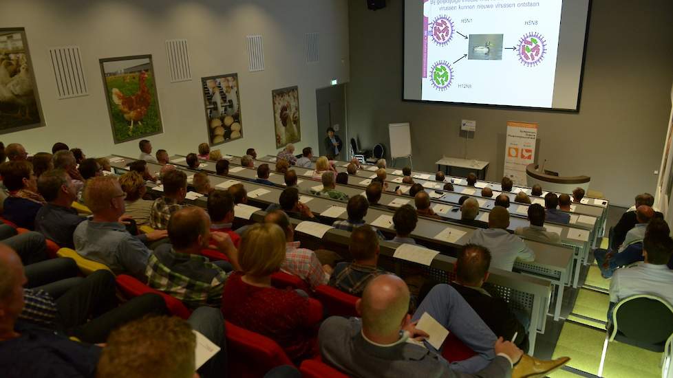 Een vol auditorium kreeg haarfijn uitgelegd hoe de verschillende vogelgriepvirussen aan hun naam komen, door hoogleraar Arjan Stegeman.